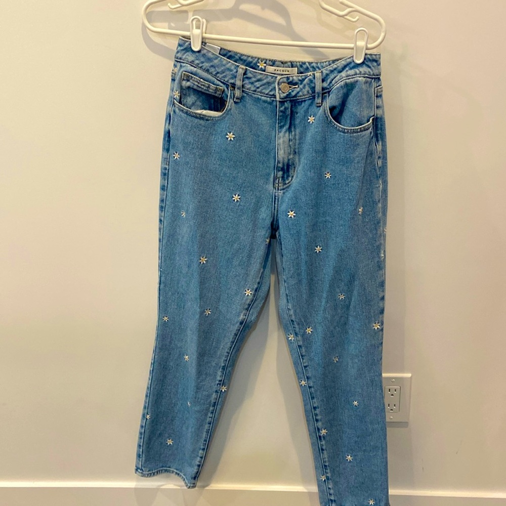 Pacsun daisy embroidered mom jeans!